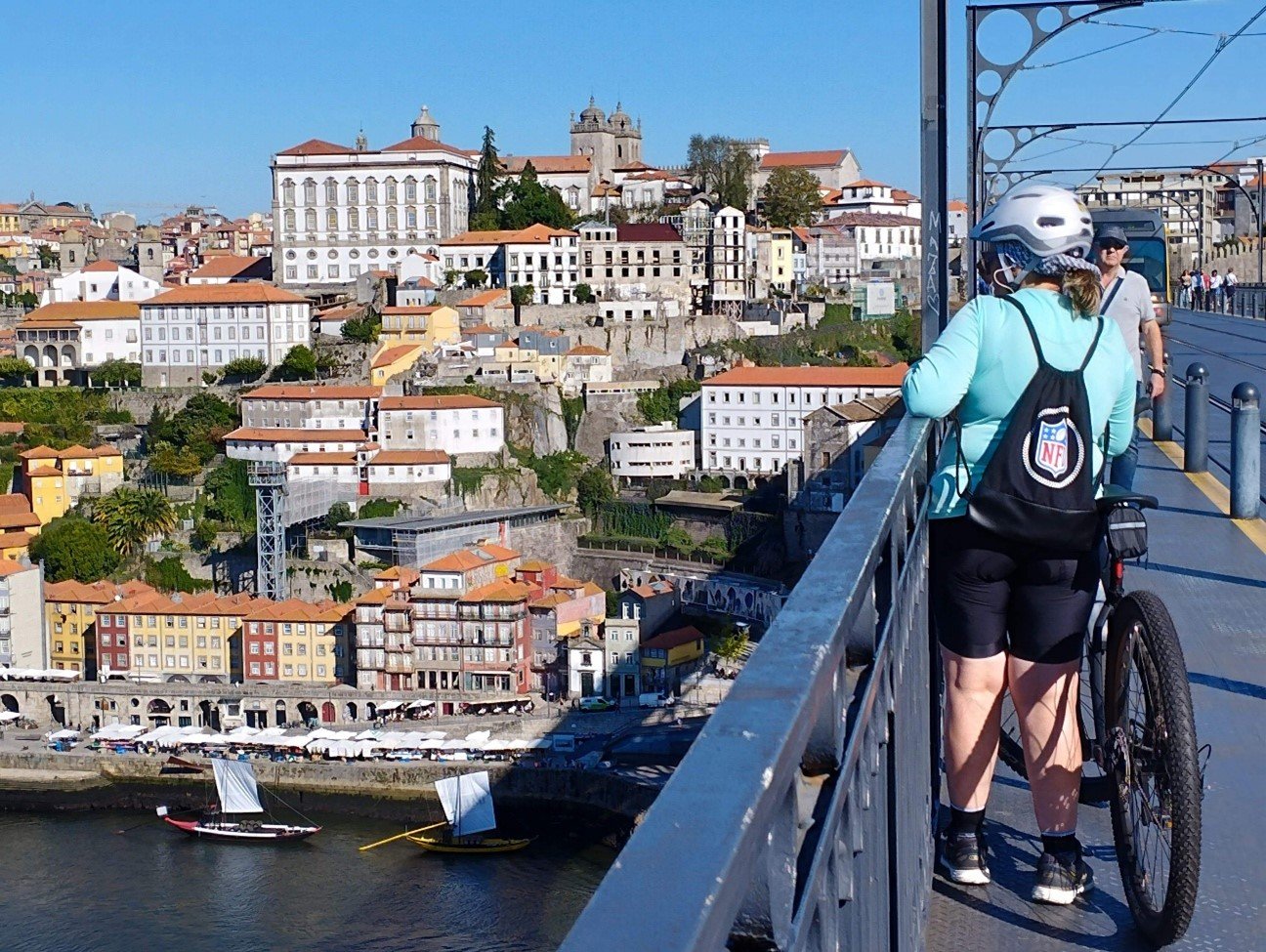 Paisaje turístico con personas
