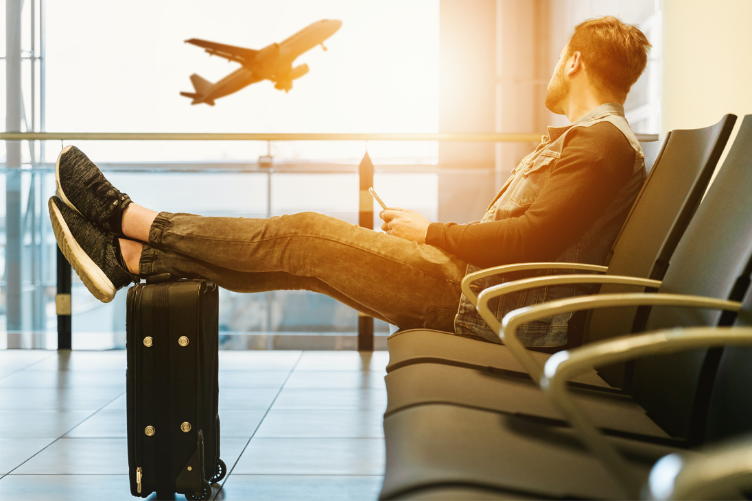 Hombre_esperando_vuelo_en_aeropuerto