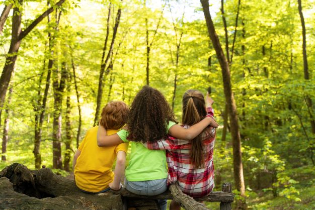 Familia paseando por el campo en bici: modelo de turismo sostenible