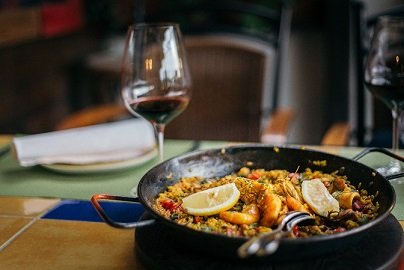 Oferta Gourmet española: plato de paella con vino tinto