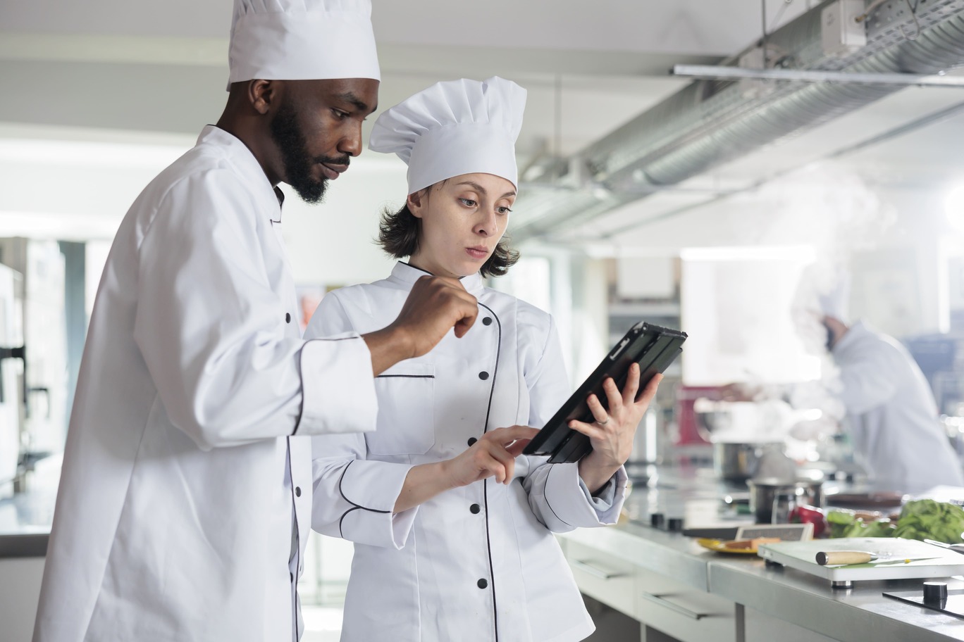 chefs profesionales dispositivo inalambrico pantalla tactil que preparan ingredientes concurso comida que lleva cabo restaurante expertos cocina gourmet tabletas modernas qu