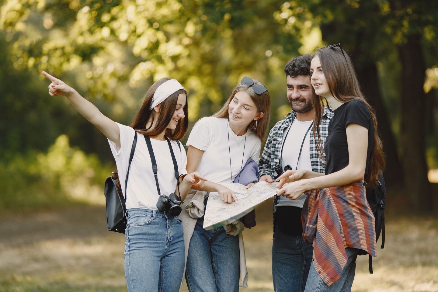 concepto aventura viajes turismo caminata personas grupo amigos sonrientes bosque hombre binocularus 1