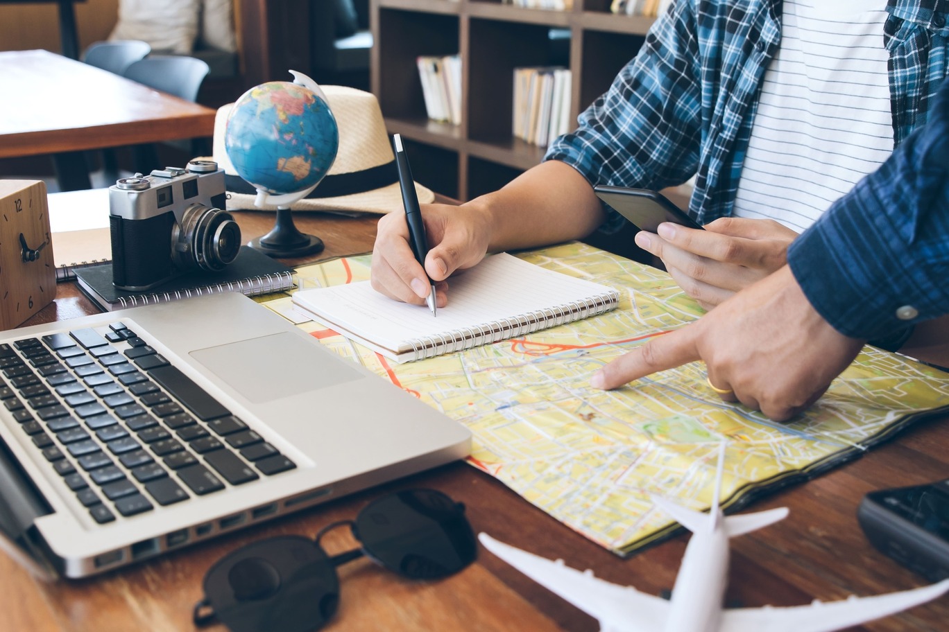 concepto viaje dos hombres que eligen lugar vacaciones exploran compromiso mapa toman notas cuaderno 2