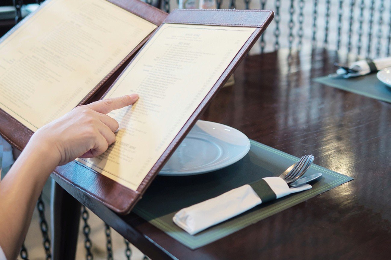 mirando la carta del menú del restaurante