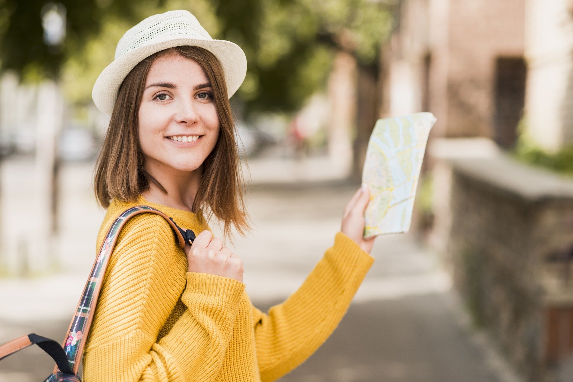 toma lateral mujer sonriente que viaja 1 1